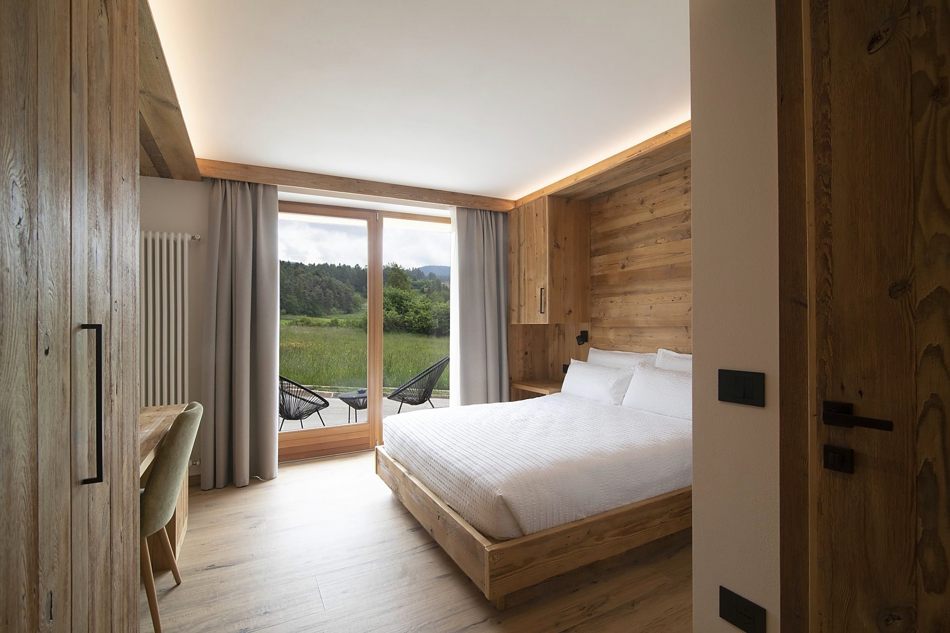 Nocciolo room with wood cladding