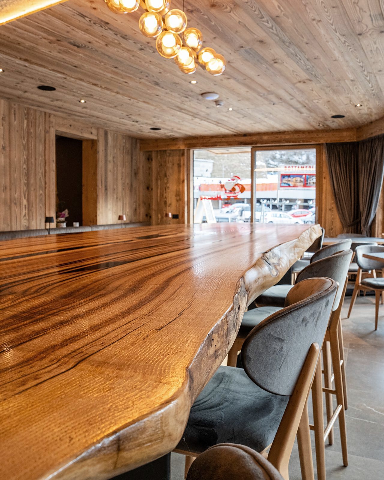 The communal counter along the bar's glass front